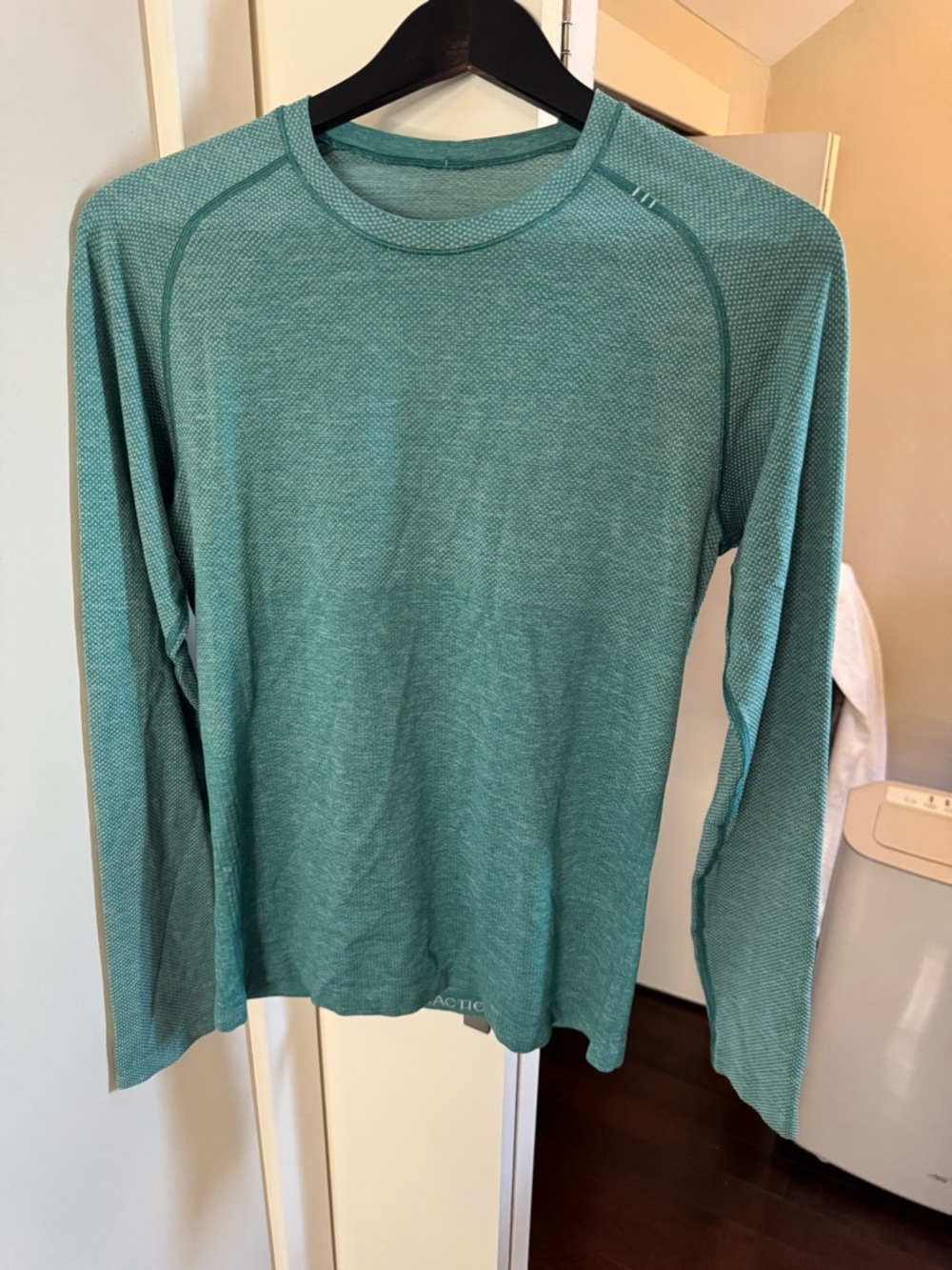 LULULEMON EUC XS METAL VENT TECH Men's Long Sleeve / Antigua Green smoke